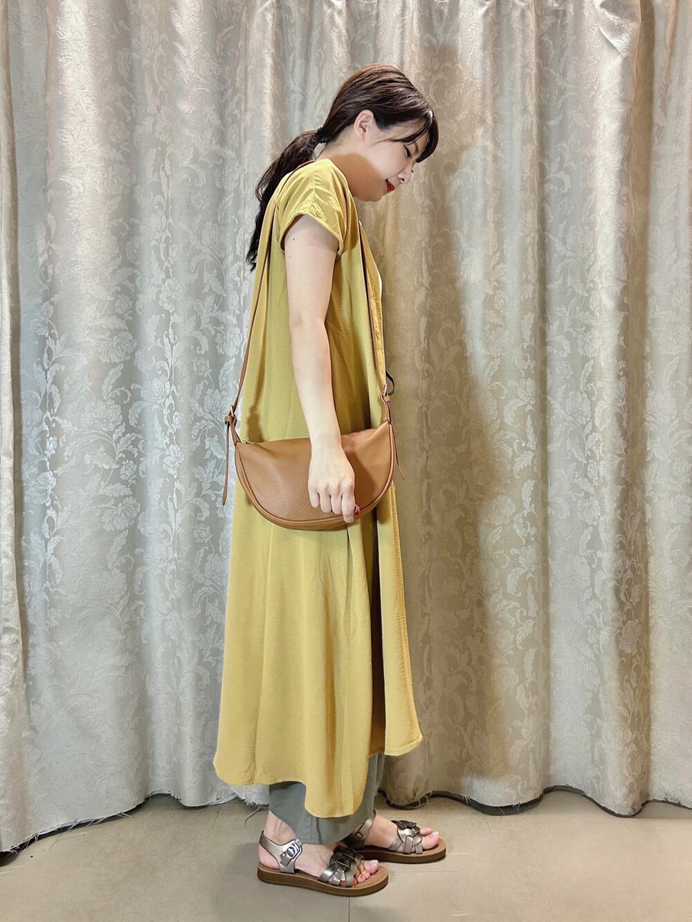 ホワイト系のTシャツ/カットソー、イエロー系のシャツ/ブラウス、その他のサンダルを着用したレディースの夏コーディネートの2枚目の写真