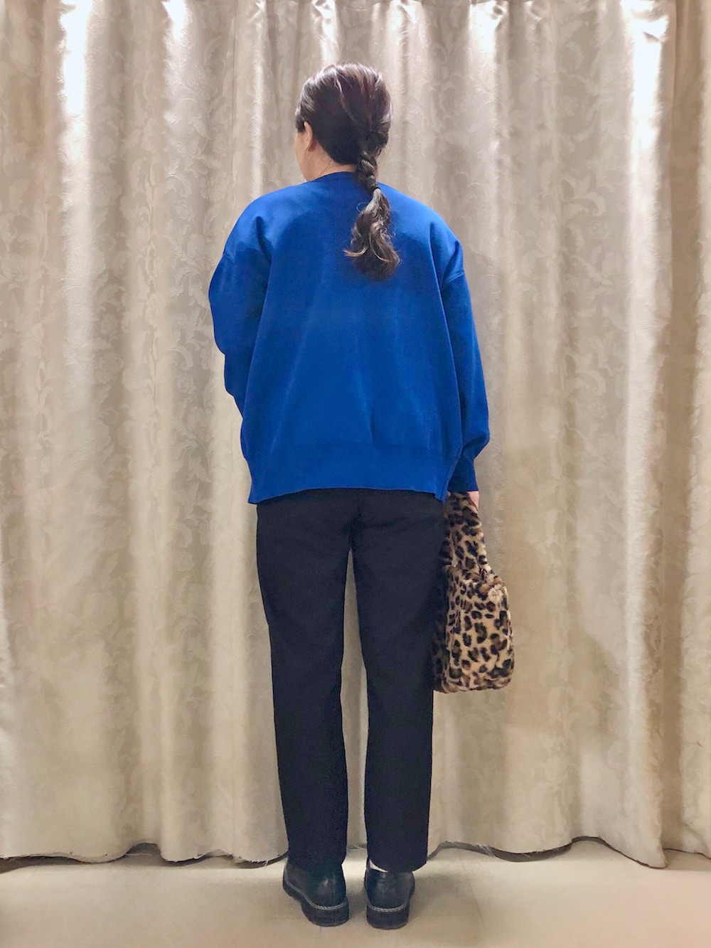 ブラウン系のトートバッグ、ブラック系のドレスシューズ、ブラック系のその他パンツを着用したレディースの秋コーディネートの3枚目の写真