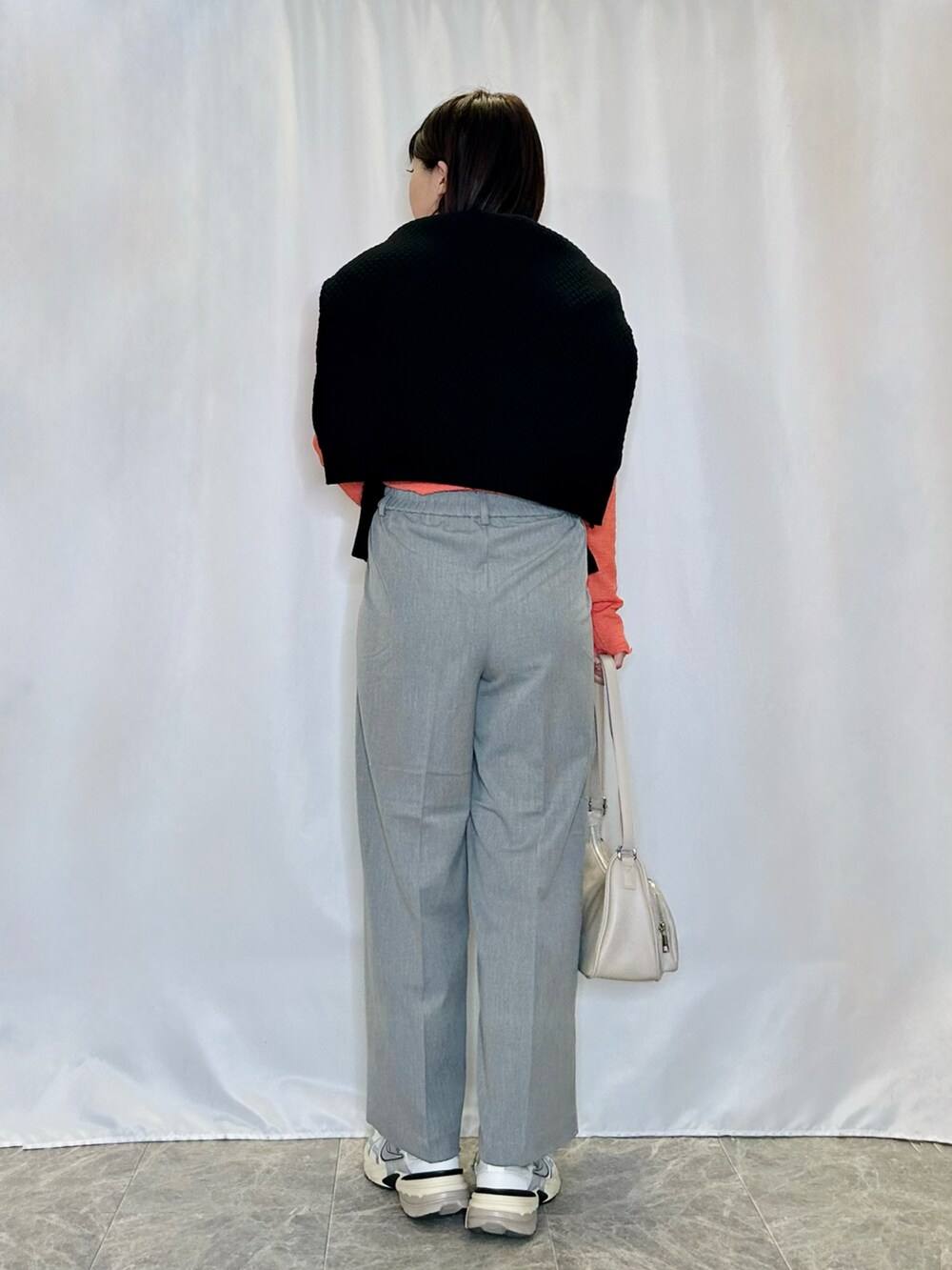 ピンク系のTシャツ/カットソー、グレー系のショルダーバッグ、グレー系のその他パンツを着用したレディースの冬コーディネートの3枚目の写真