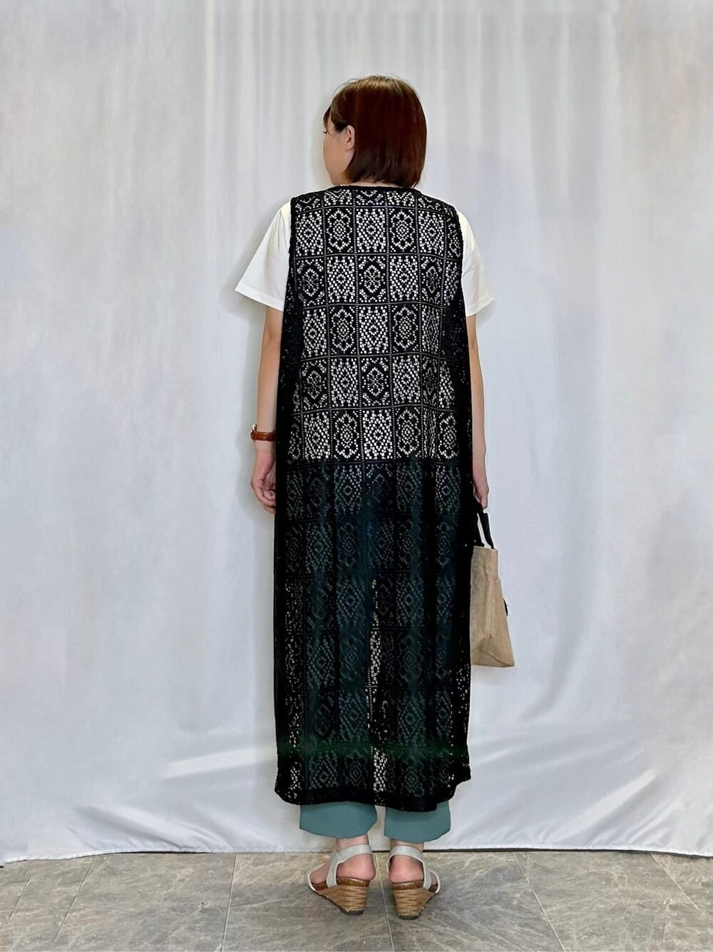 ブラック系のベスト、ホワイト系のTシャツ/カットソー、グリーン系のその他パンツを着用したレディースの夏コーディネートの3枚目の写真