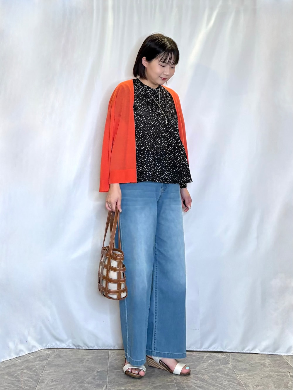 オレンジ系のカーディガン/ボレロ、ブルー系のその他パンツ、ホワイト系のサンダルを着用したレディースの夏コーディネートの3枚目の写真