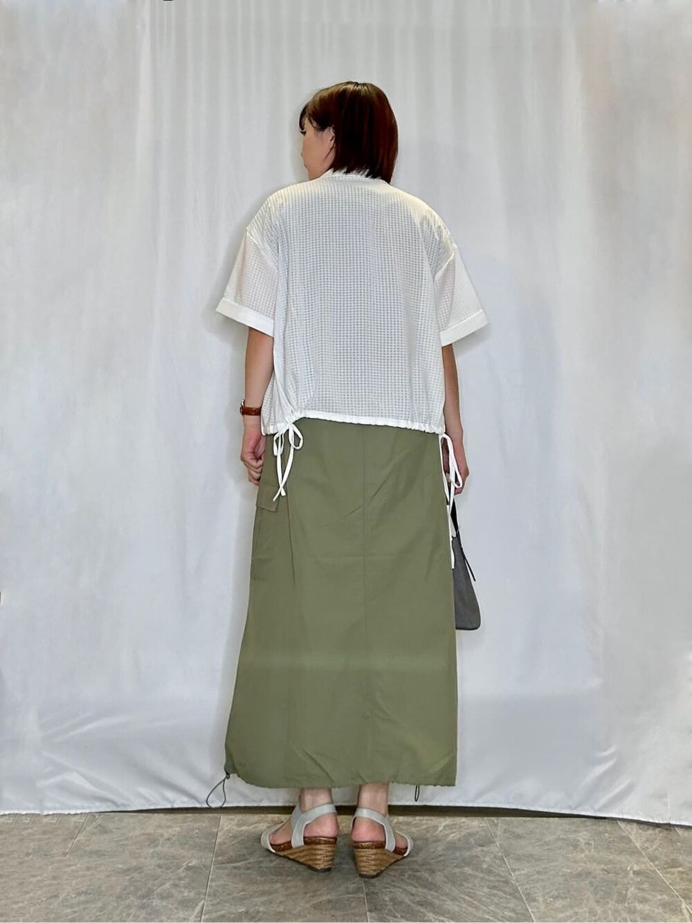 ホワイト系のシャツ/ブラウス、ブラウン系のTシャツ/カットソー、グリーン系のスカートを着用したレディースの夏コーディネートの3枚目の写真