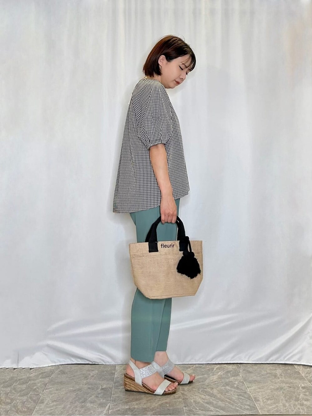 ブラック系のシャツ/ブラウス、グリーン系のその他パンツ、シルバー系のサンダルを着用したレディースの夏コーディネートの2枚目の写真