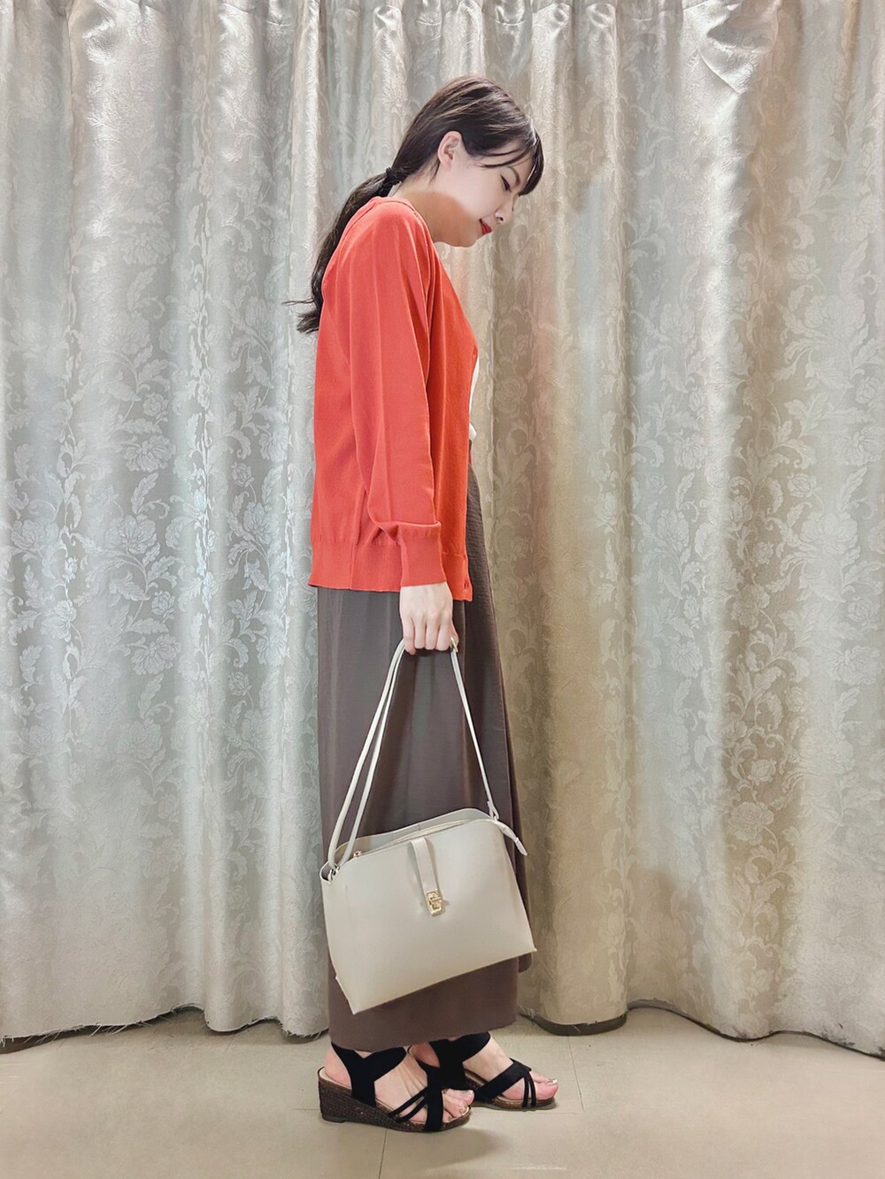 ブラック系のサンダル、ブラウン系のその他パンツ、グレー系のショルダーバッグを着用したレディースの春コーディネートの2枚目の写真