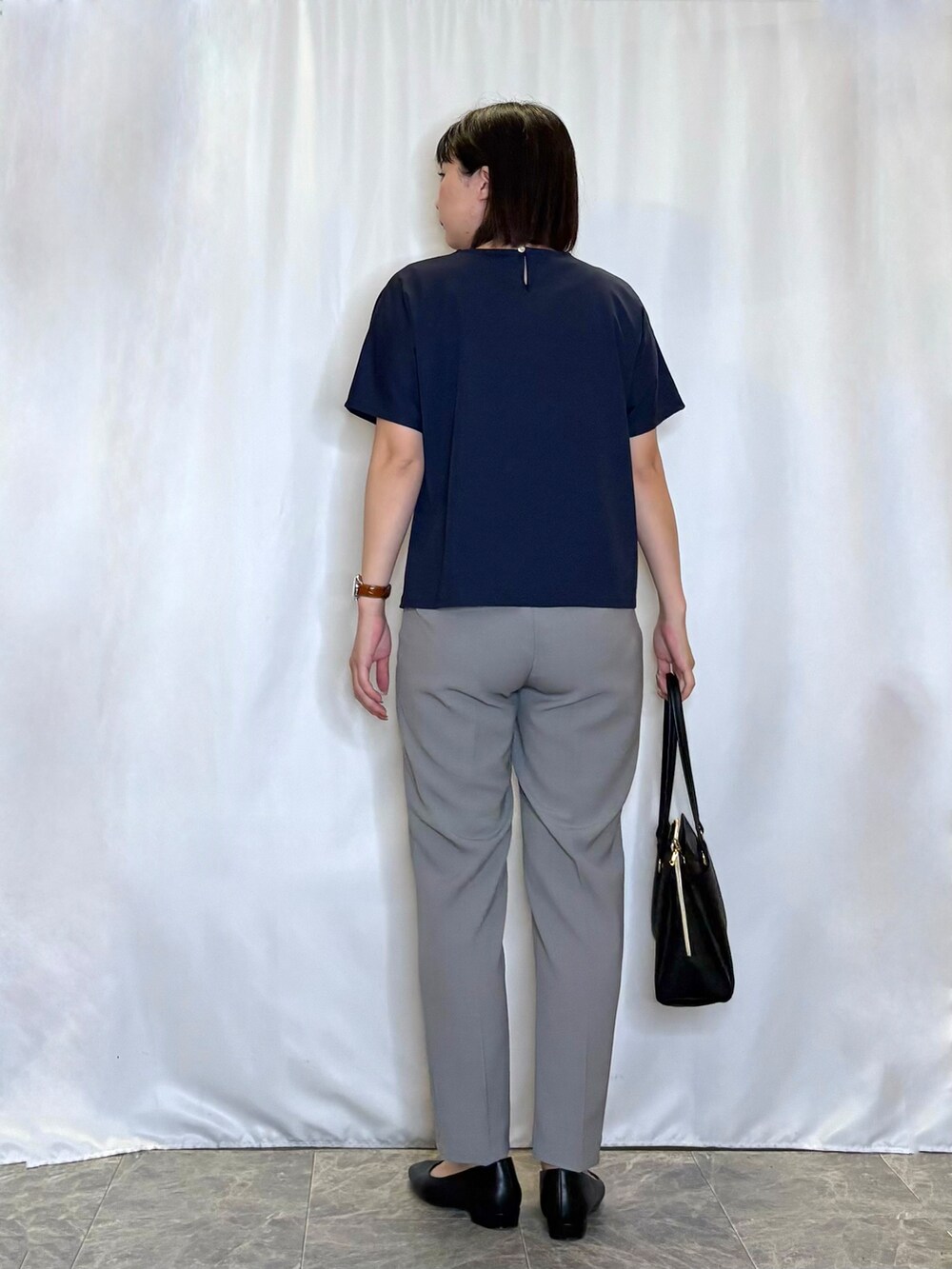 ブルー系のシャツ/ブラウス、グレー系のその他パンツ、ブラック系のパンプスを着用したレディースの夏コーディネートの3枚目の写真