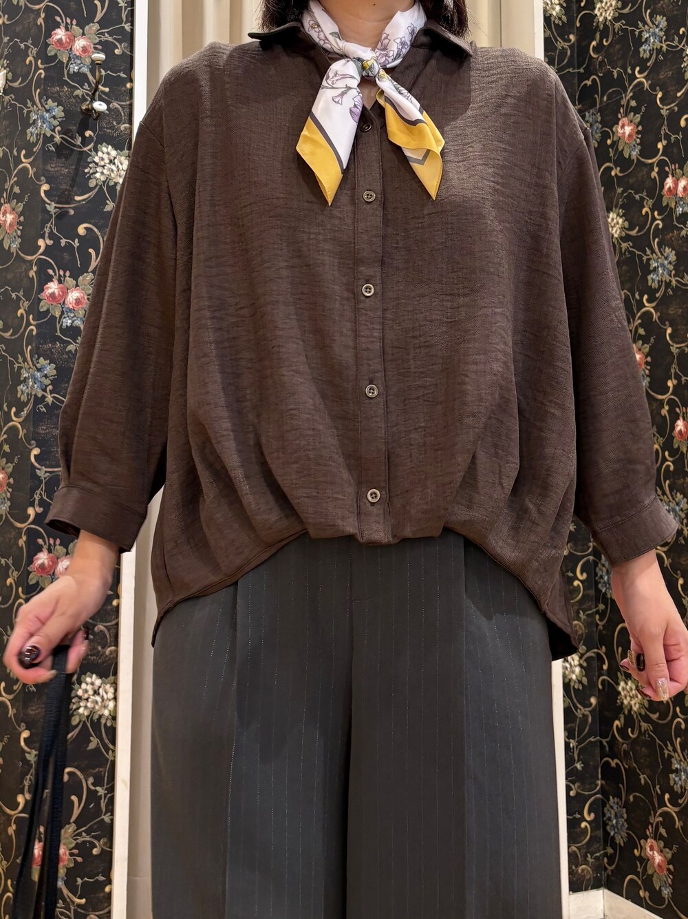 ブラウン系のシャツ/ブラウス、グレー系のその他パンツ、ブラック系のブーツを着用したレディースの秋コーディネートの4枚目の写真