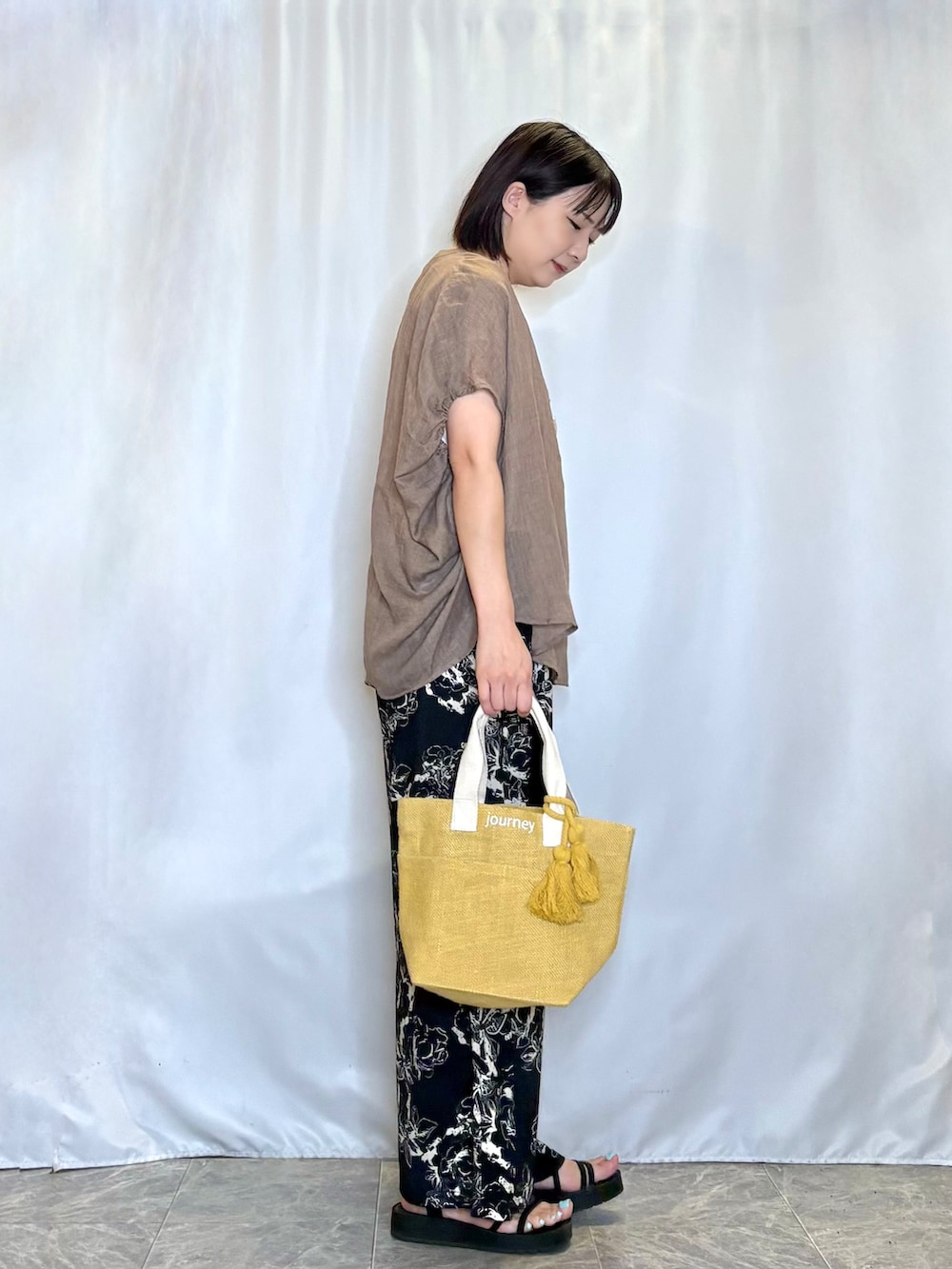 ブラウン系のシャツ/ブラウス、ホワイト系のタンクトップ、ブラック系のその他パンツを着用したレディースの夏コーディネートの2枚目の写真