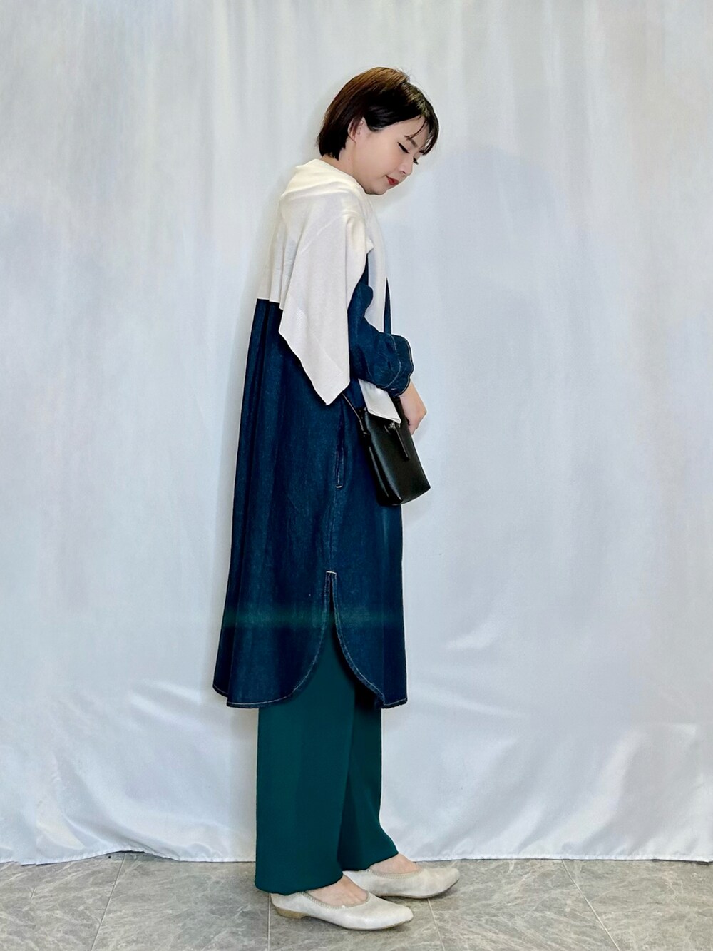 グリーン系のその他パンツ、ゴールド系のその他シューズ、グレー系のカーディガン/ボレロを着用したレディースの春コーディネートの2枚目の写真