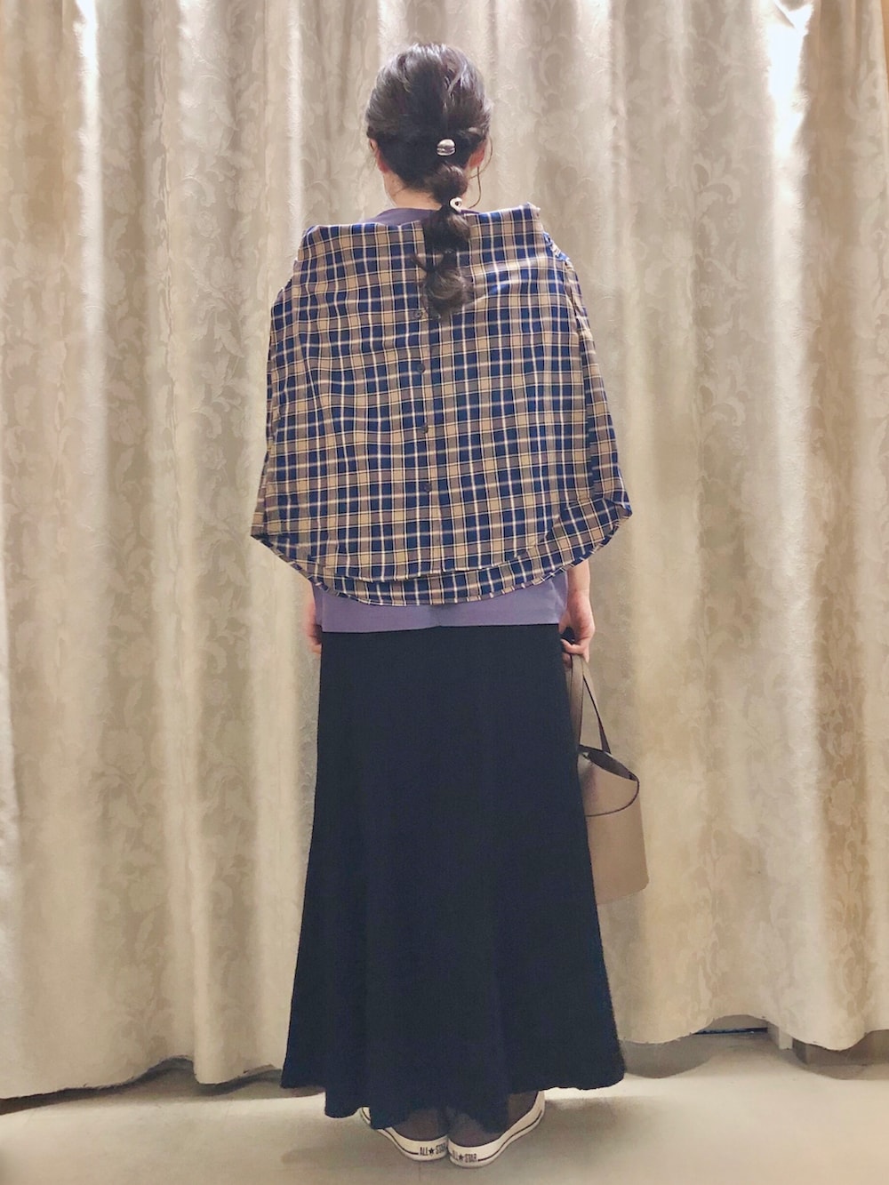 ベージュ系のトートバッグ、ブラック系のスカート、パープル系のTシャツ/カットソーを着用したレディースの夏コーディネートの3枚目の写真