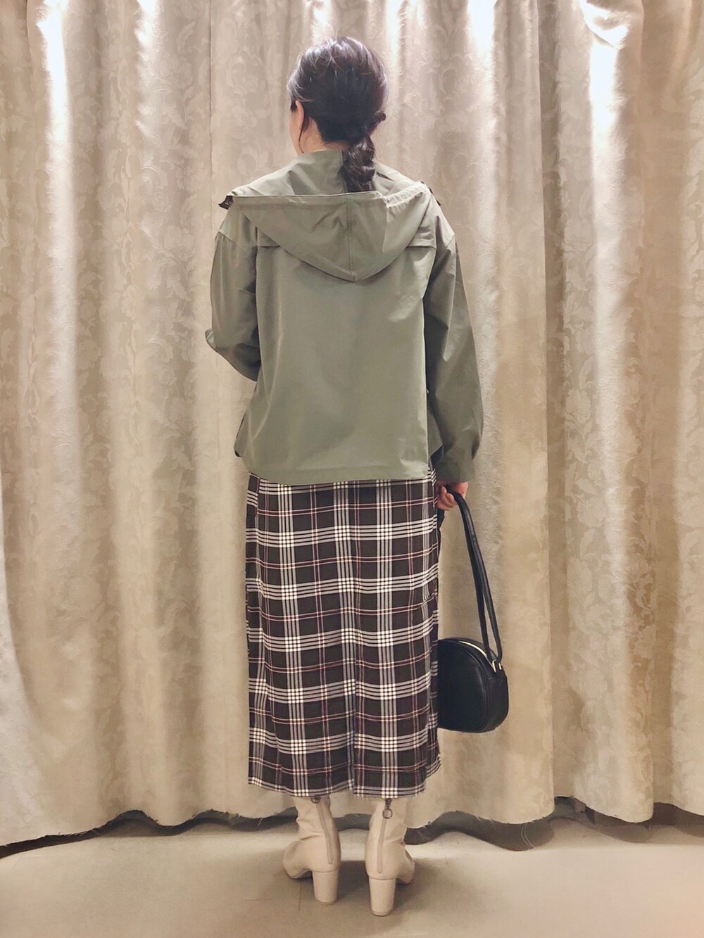 ホワイト系のTシャツ/カットソー、ブラック系のショルダーバッグ、ホワイト系のブーツを着用したレディースの秋コーディネートの3枚目の写真