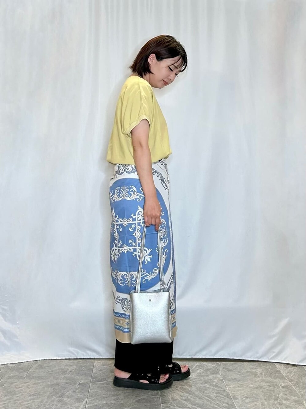 イエロー系のシャツ/ブラウス、ブラック系のその他パンツ、ブラック系のサンダルを着用したレディースの夏コーディネートの3枚目の写真