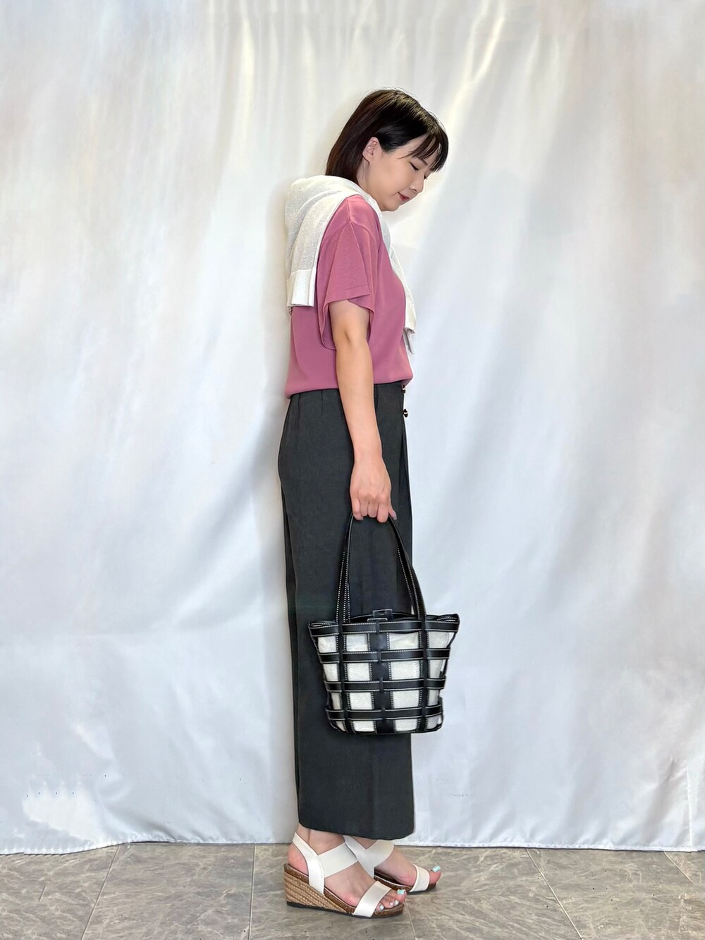 ホワイト系のカーディガン/ボレロ、ピンク系のニット/セーター、ブラック系のその他パンツを着用したレディースの夏コーディネートの2枚目の写真