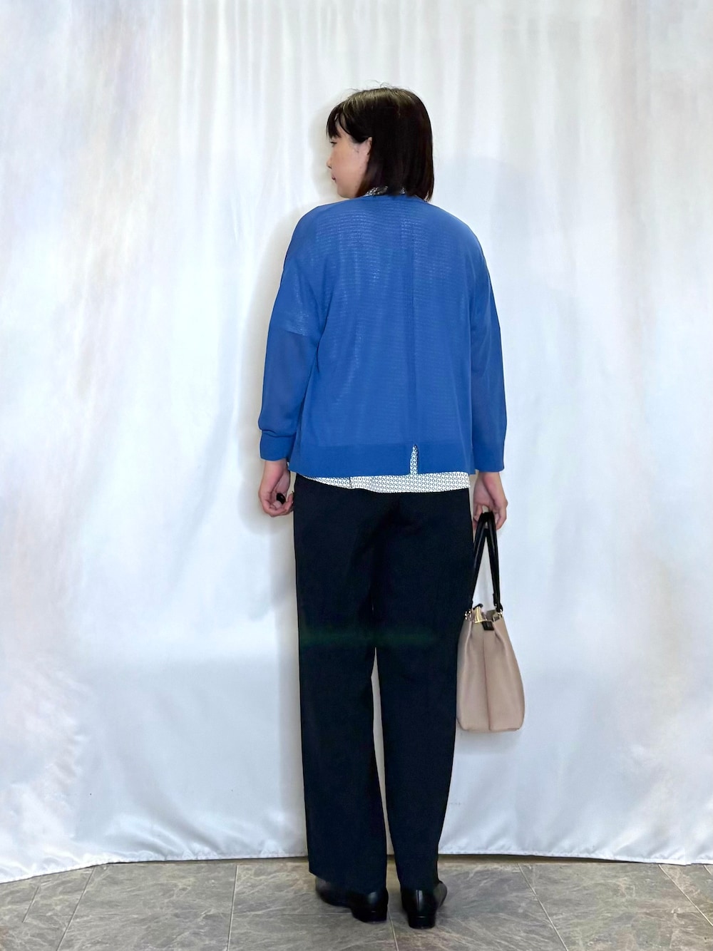 ブルー系のカーディガン/ボレロ、ホワイト系のシャツ/ブラウス、ブルー系のその他パンツを着用したレディースの夏コーディネートの3枚目の写真