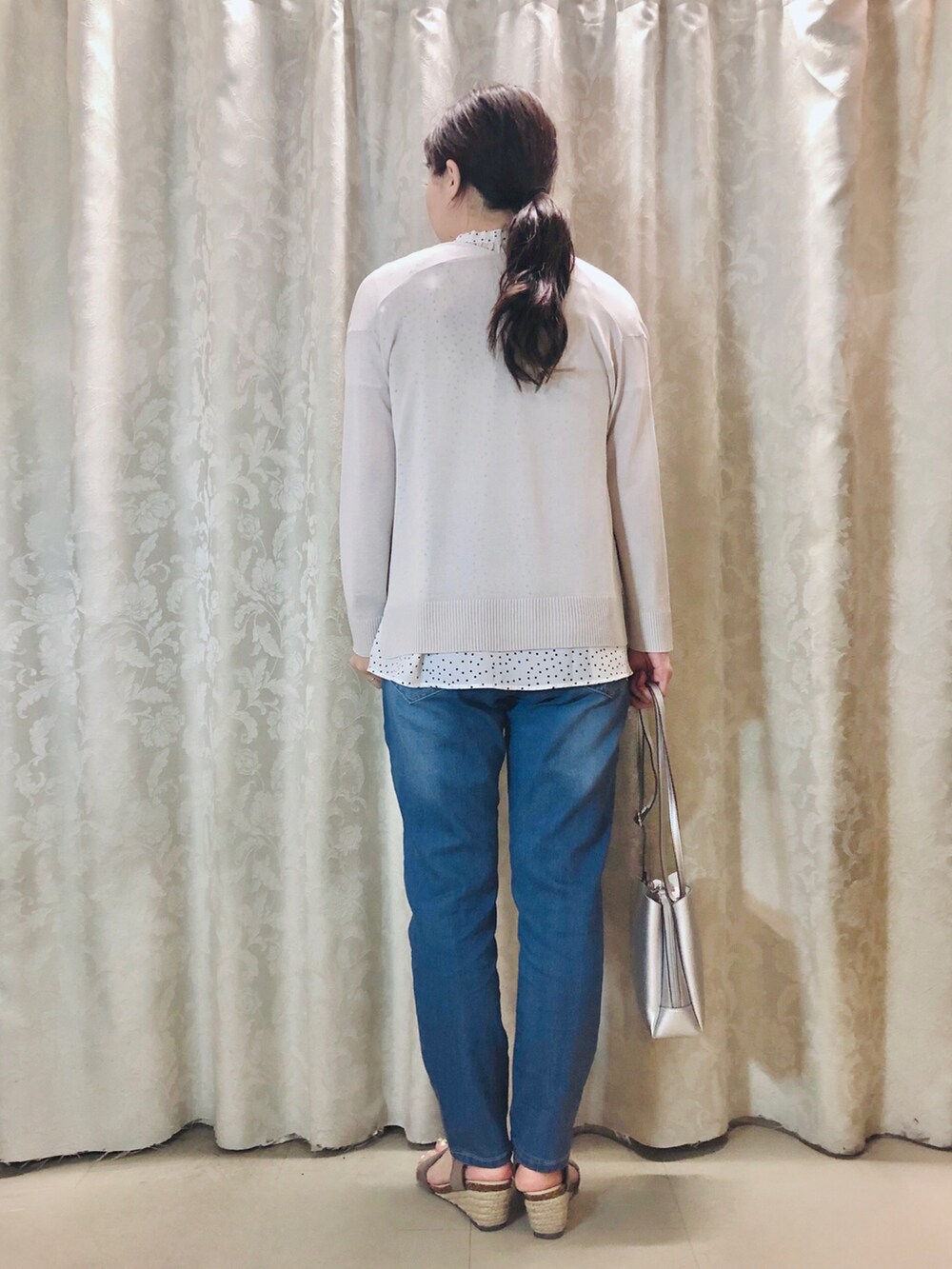 ホワイト系のシャツ/ブラウス、グレー系のカーディガン/ボレロ、ブラウン系のサンダルを着用したレディースの春コーディネートの3枚目の写真