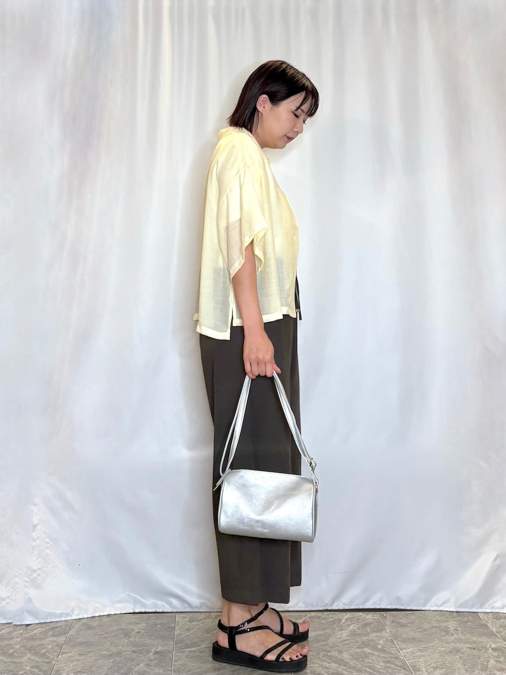 イエロー系のシャツ/ブラウス、ホワイト系のTシャツ/カットソー、ブラウン系のその他パンツを着用したレディースの夏コーディネートの3枚目の写真