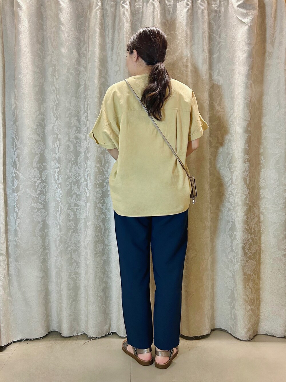 ブルー系のその他パンツ、その他のサンダル、イエロー系のシャツ/ブラウスを着用したレディースの夏コーディネートの3枚目の写真