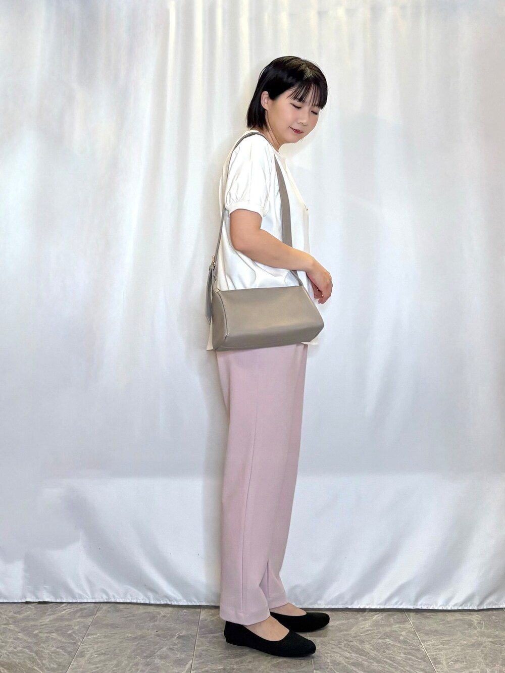 ピンク系のその他パンツ、ベージュ系のショルダーバッグ、ブラック系のパンプスを着用したレディースの春コーディネートの2枚目の写真