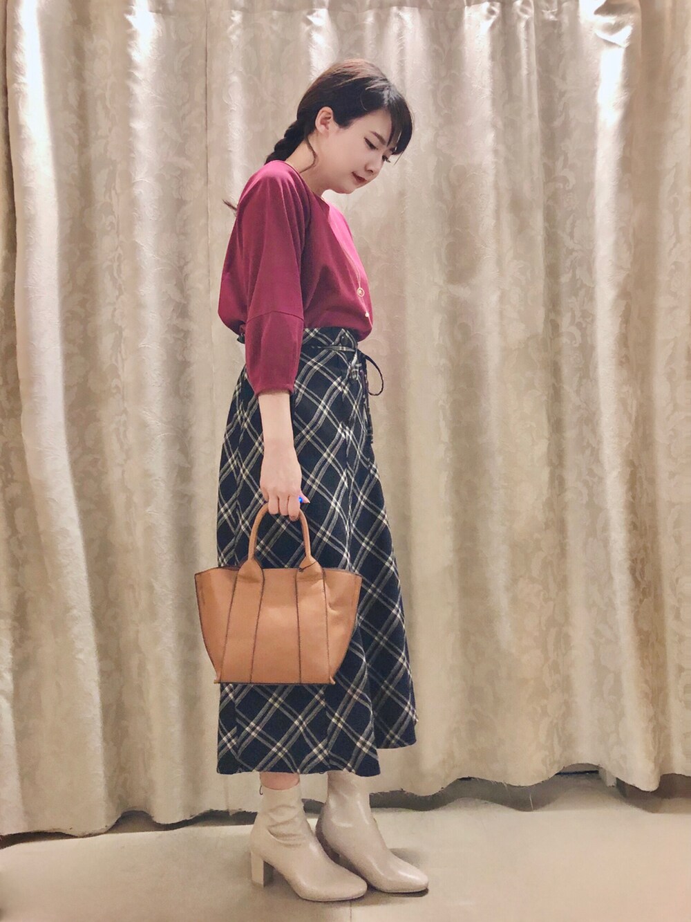 イエロー系のトートバッグ、パープル系のTシャツ/カットソー、ホワイト系のブーツを着用したレディースの秋コーディネートの2枚目の写真