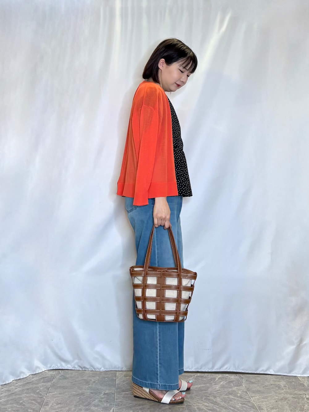 オレンジ系のカーディガン/ボレロ、ブルー系のその他パンツ、ホワイト系のサンダルを着用したレディースの夏コーディネートの2枚目の写真