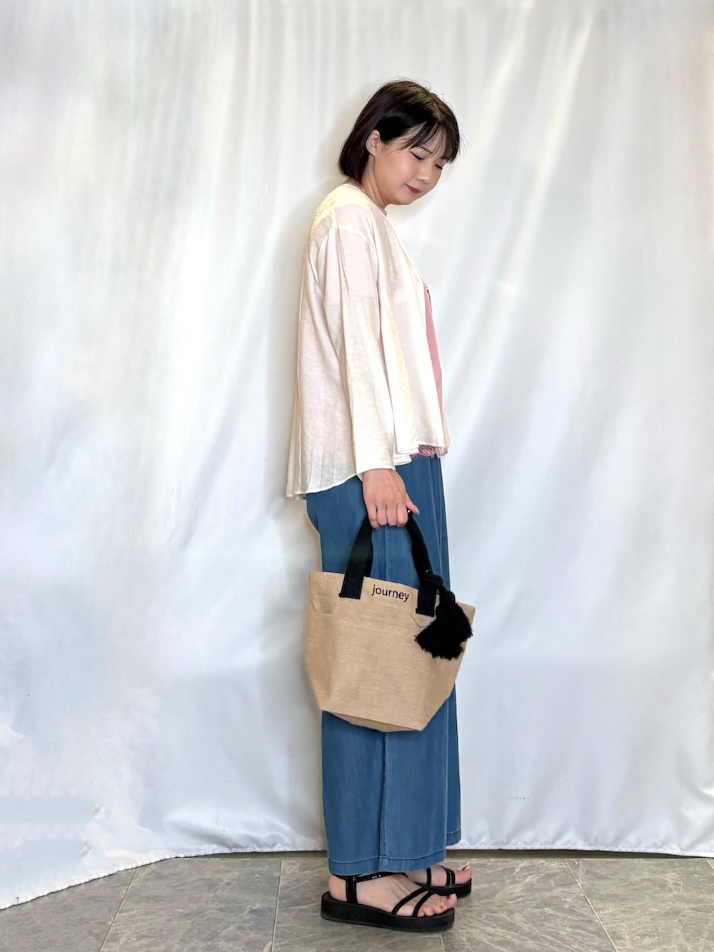 ホワイト系のカーディガン/ボレロ、ピンク系のTシャツ/カットソー、ブルー系のその他パンツを着用したレディースの夏コーディネートの2枚目の写真