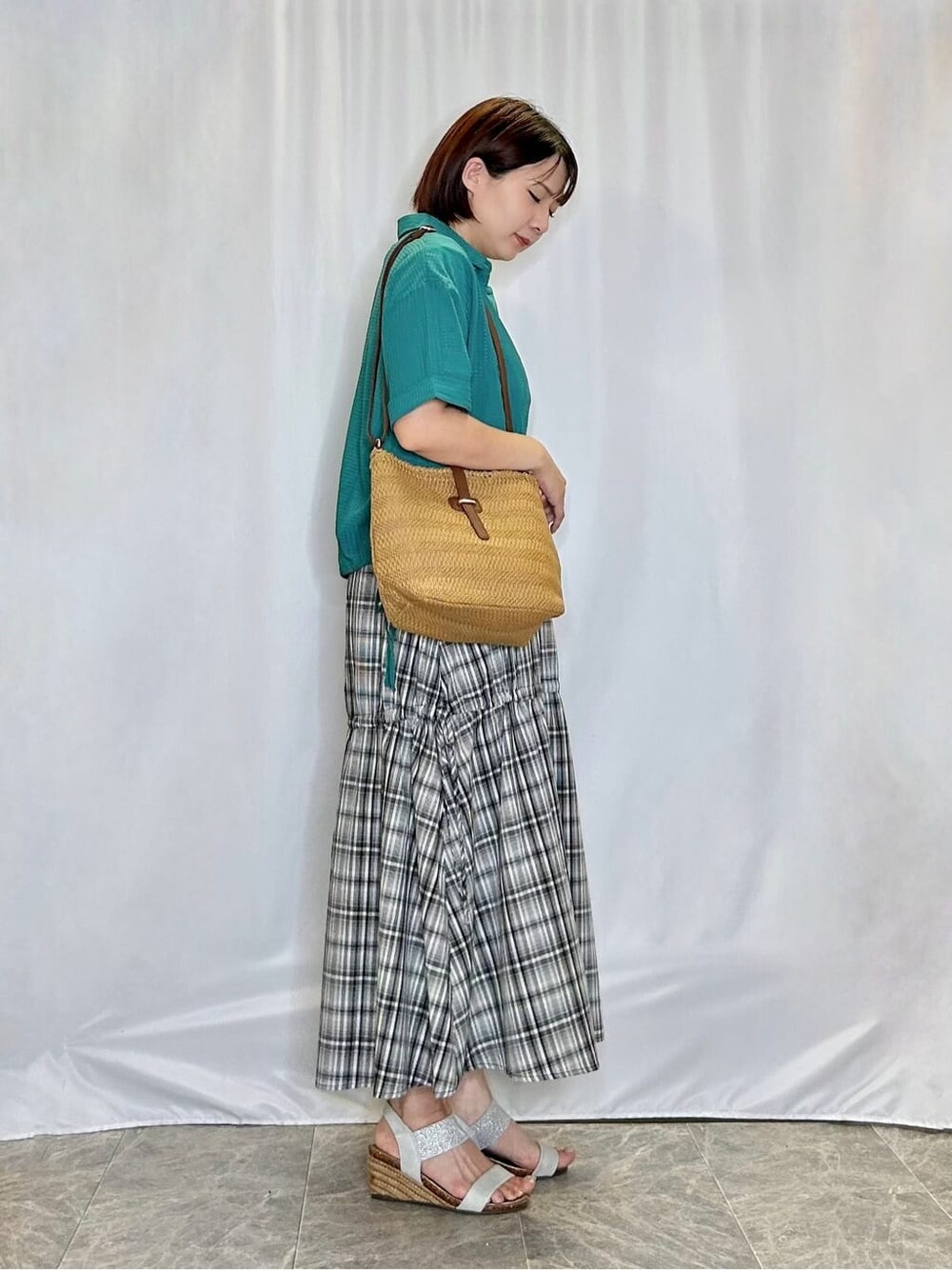 グリーン系のシャツ/ブラウス、ホワイト系のTシャツ/カットソー、ブラック系のスカートを着用したレディースの夏コーディネートの2枚目の写真