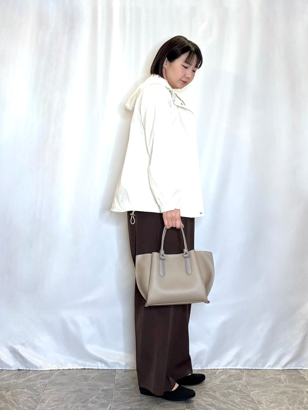 ホワイト系のブルゾン、ピンク系のTシャツ/カットソー、ブラウン系のその他パンツを着用したレディースの春コーディネートの2枚目の写真