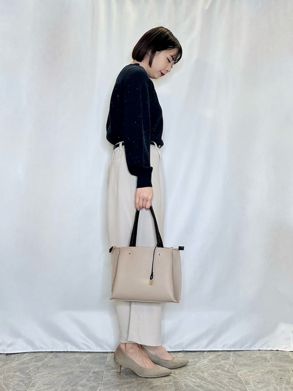 ベージュ系のトートバッグ、ベージュ系のパンプス、ベージュ系のその他パンツを着用したレディースの冬コーディネートの2枚目の写真