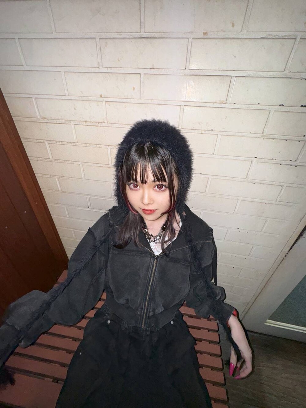 ブラック系のパーカー、ブラック系のスウェットパンツを着用したレディースの秋コーディネートの2枚目の写真