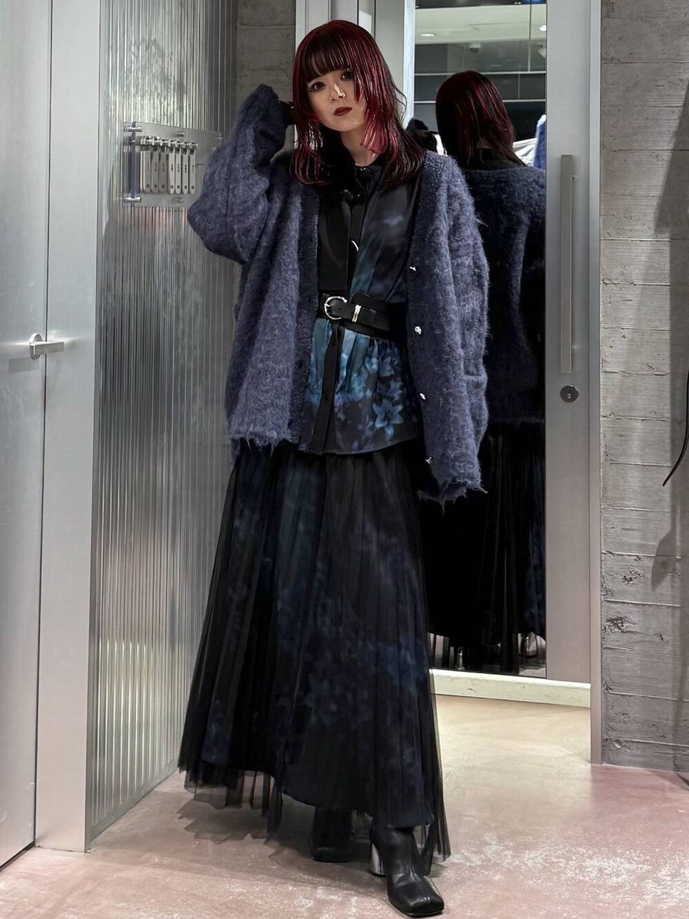 ブラック系のブーツ、ブルー系のスカート、ブルー系のシャツ/ブラウスを着用したレディースの秋コーディネートの3枚目の写真