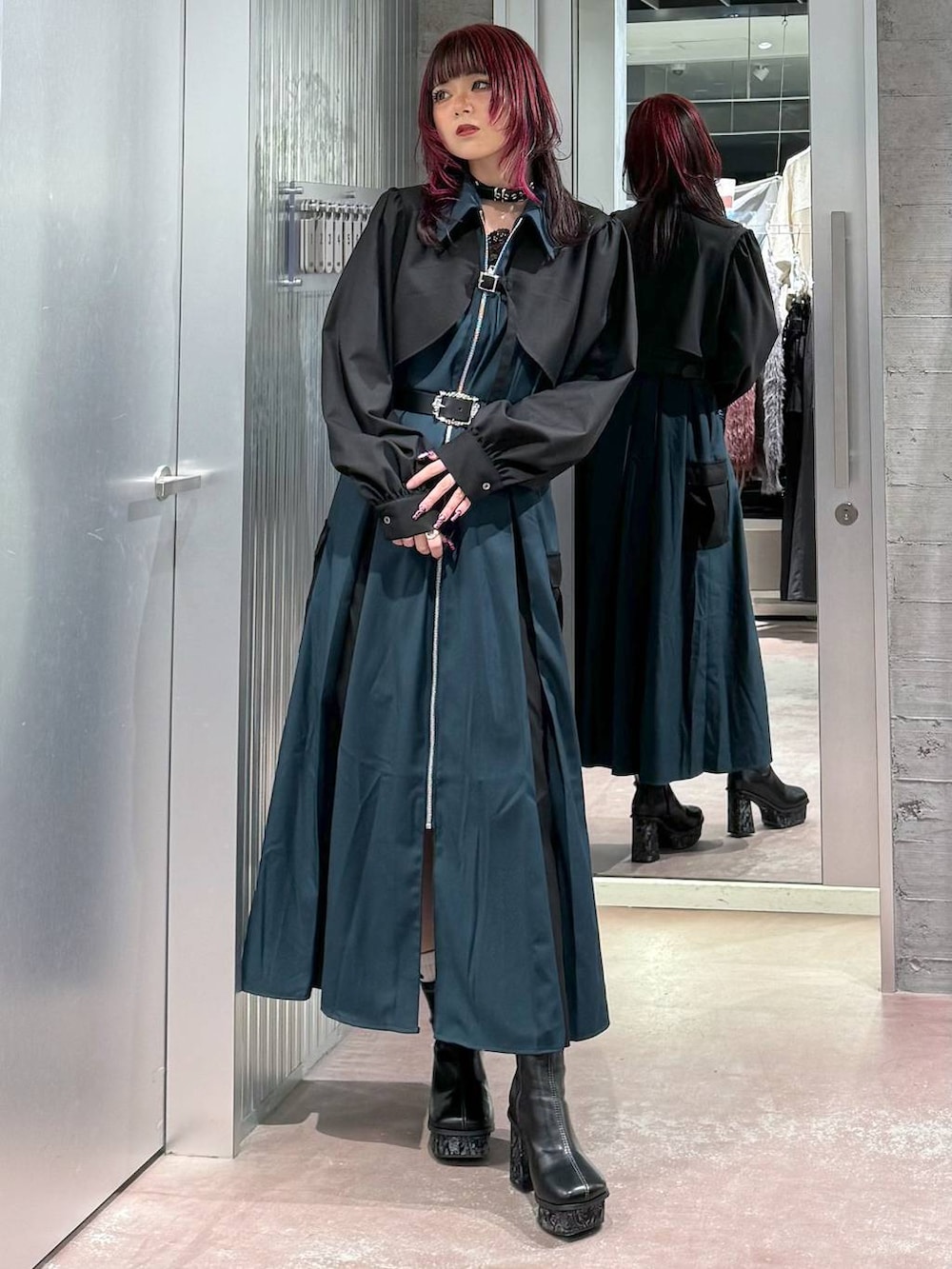 グレー系のブーツ、グリーン系のワンピース、ブラック系のベルトを着用したレディースの秋コーディネートの2枚目の写真