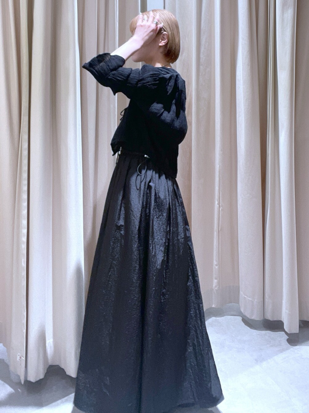 ブラック系のシャツ/ブラウス、ブラック系のワンピースを着用したレディースの春コーディネートの2枚目の写真