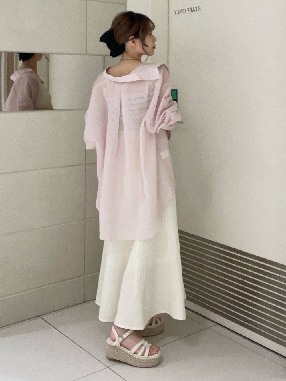 ピンク系のシャツ/ブラウス、ホワイト系のワンピース、ホワイト系のサンダルを着用したレディースの夏コーディネートの2枚目の写真