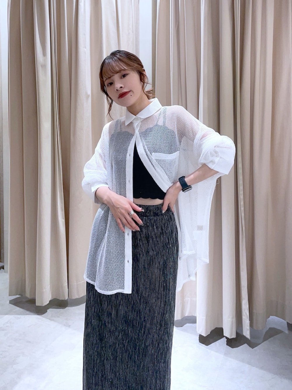 ホワイト系のシャツ/ブラウス、ブラック系のスカートを着用したレディースの夏コーディネートの2枚目の写真