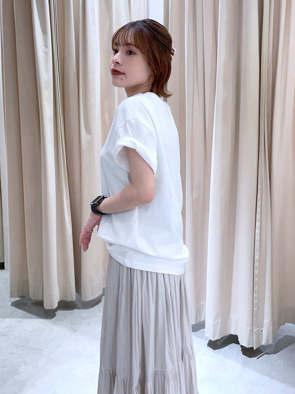 ホワイト系のTシャツ/カットソー、ホワイト系のスカートを着用したレディースの夏コーディネートの2枚目の写真