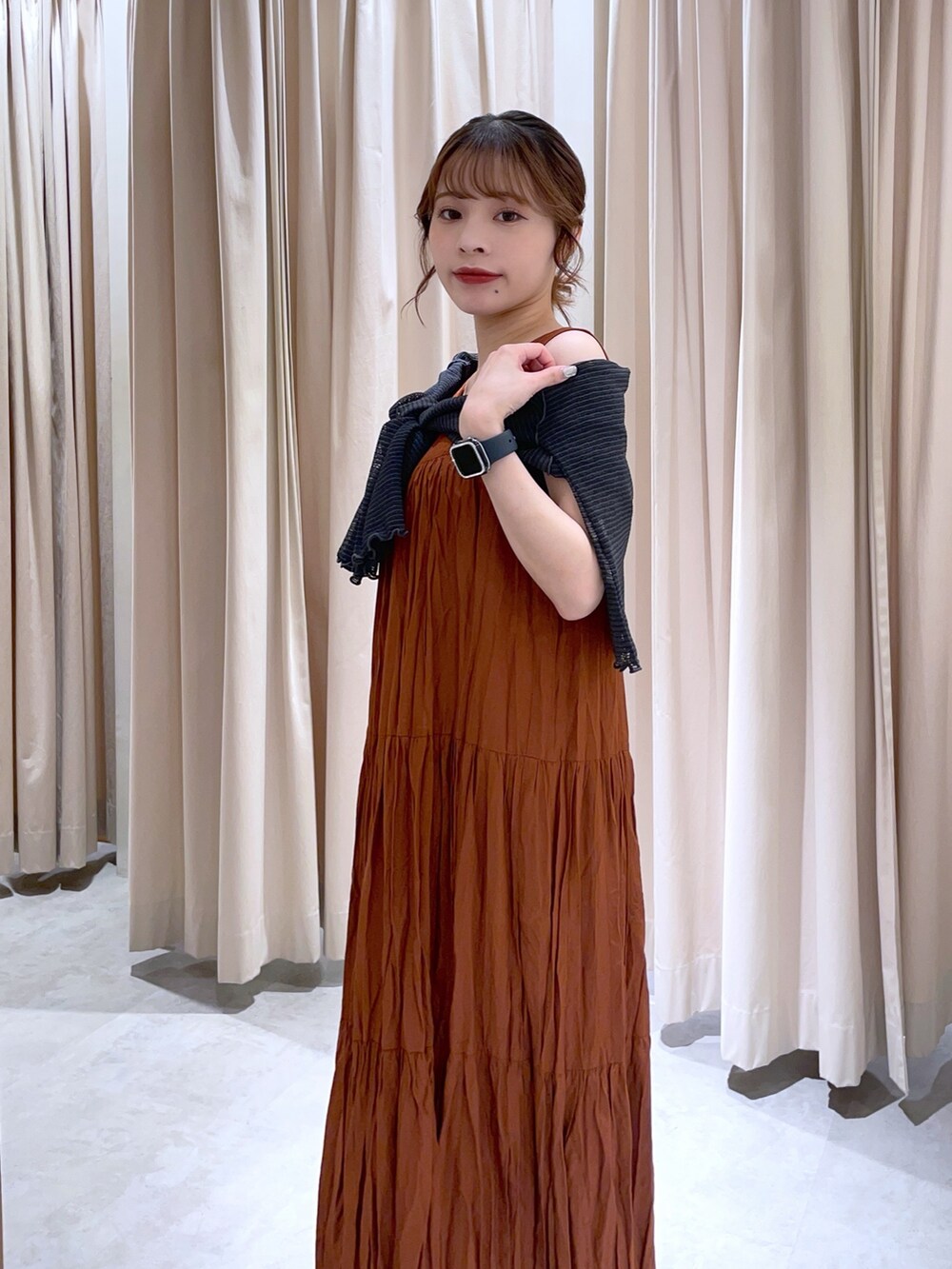 グレー系のカーディガン/ボレロ、ブラウン系のワンピースを着用したレディースの夏コーディネートの2枚目の写真