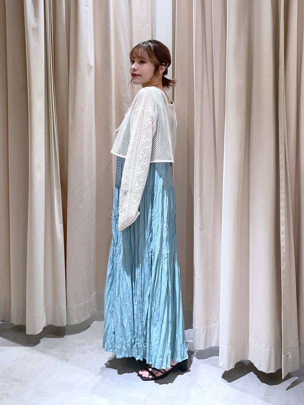 ホワイト系のカーディガン/ボレロ、グリーン系のワンピースを着用したレディースの夏コーディネートの2枚目の写真