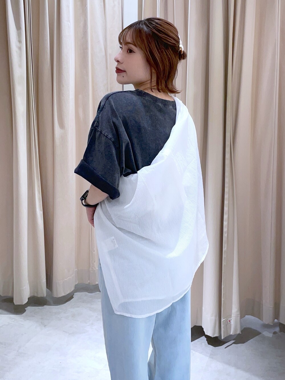 ブラック系のTシャツ/カットソー、ホワイト系のシャツ/ブラウス、ブルー系のデニムパンツを着用したレディースの夏コーディネートの2枚目の写真