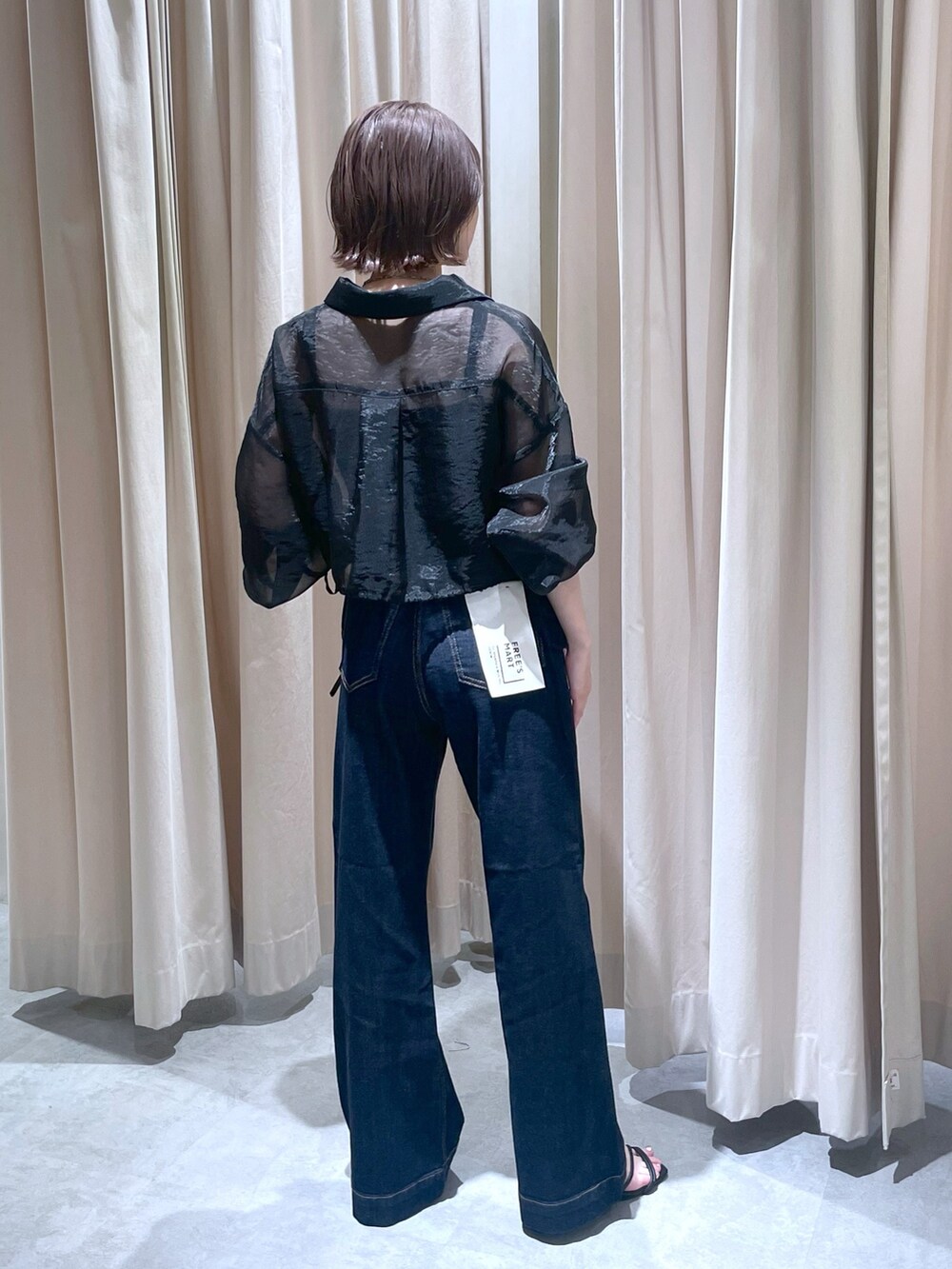 ブラック系のシャツ/ブラウス、ブルー系のデニムパンツを着用したレディースの春コーディネートの3枚目の写真