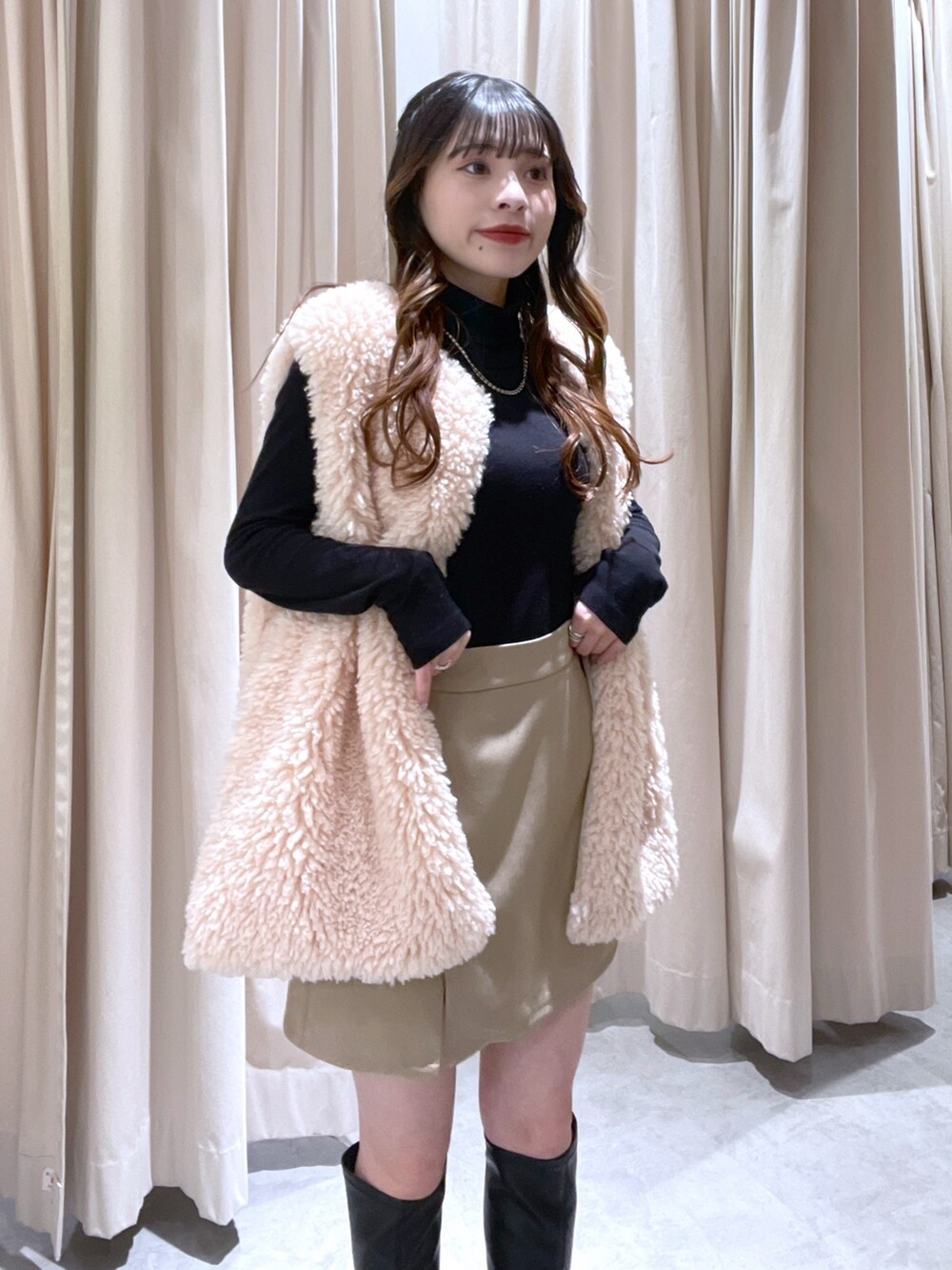 ベージュ系のベスト、ベージュ系のその他パンツを着用したレディースの冬コーディネートの2枚目の写真