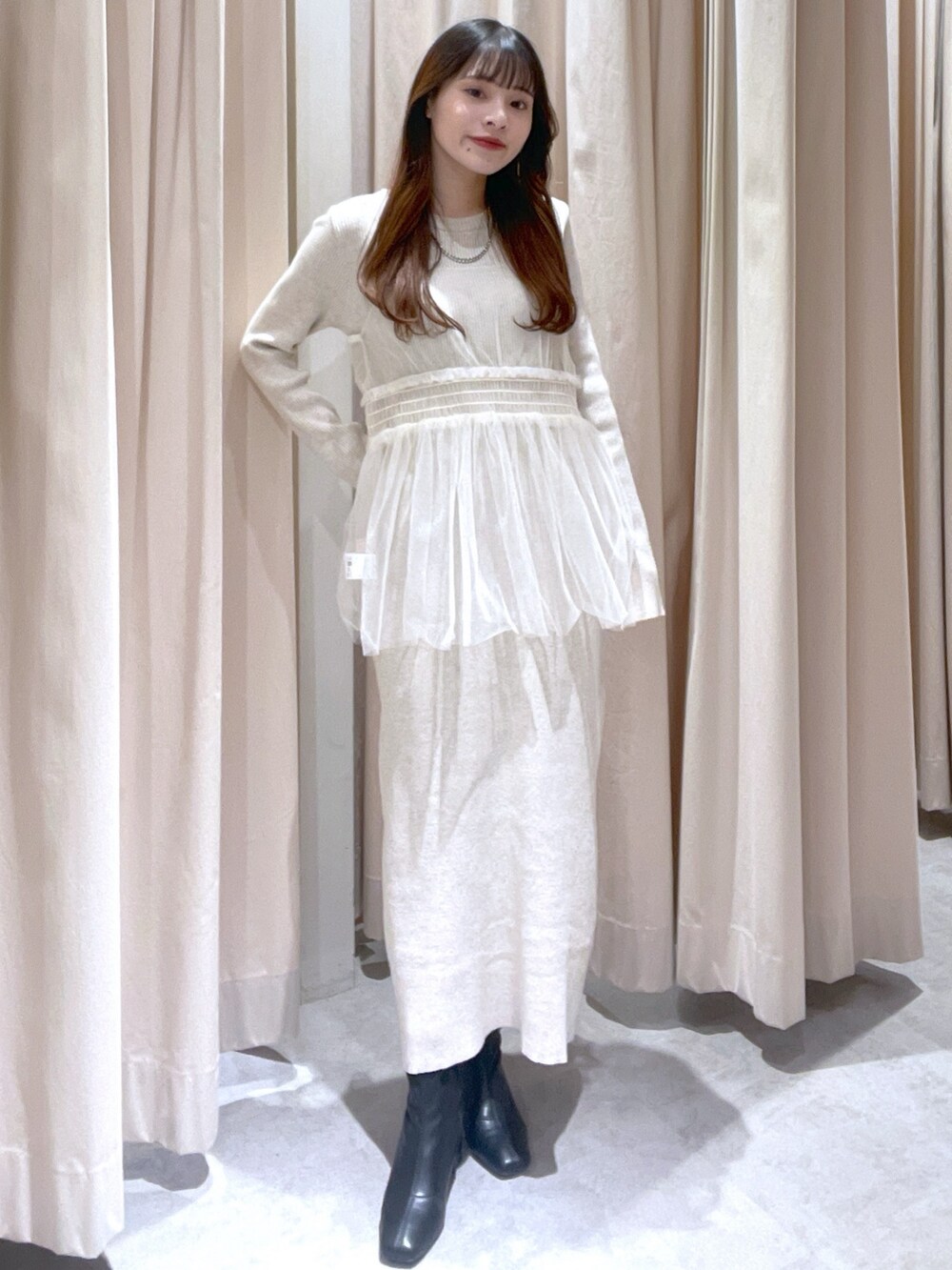 ホワイト系のシャツ/ブラウス、ホワイト系のワンピースを着用したレディースの冬コーディネートの2枚目の写真