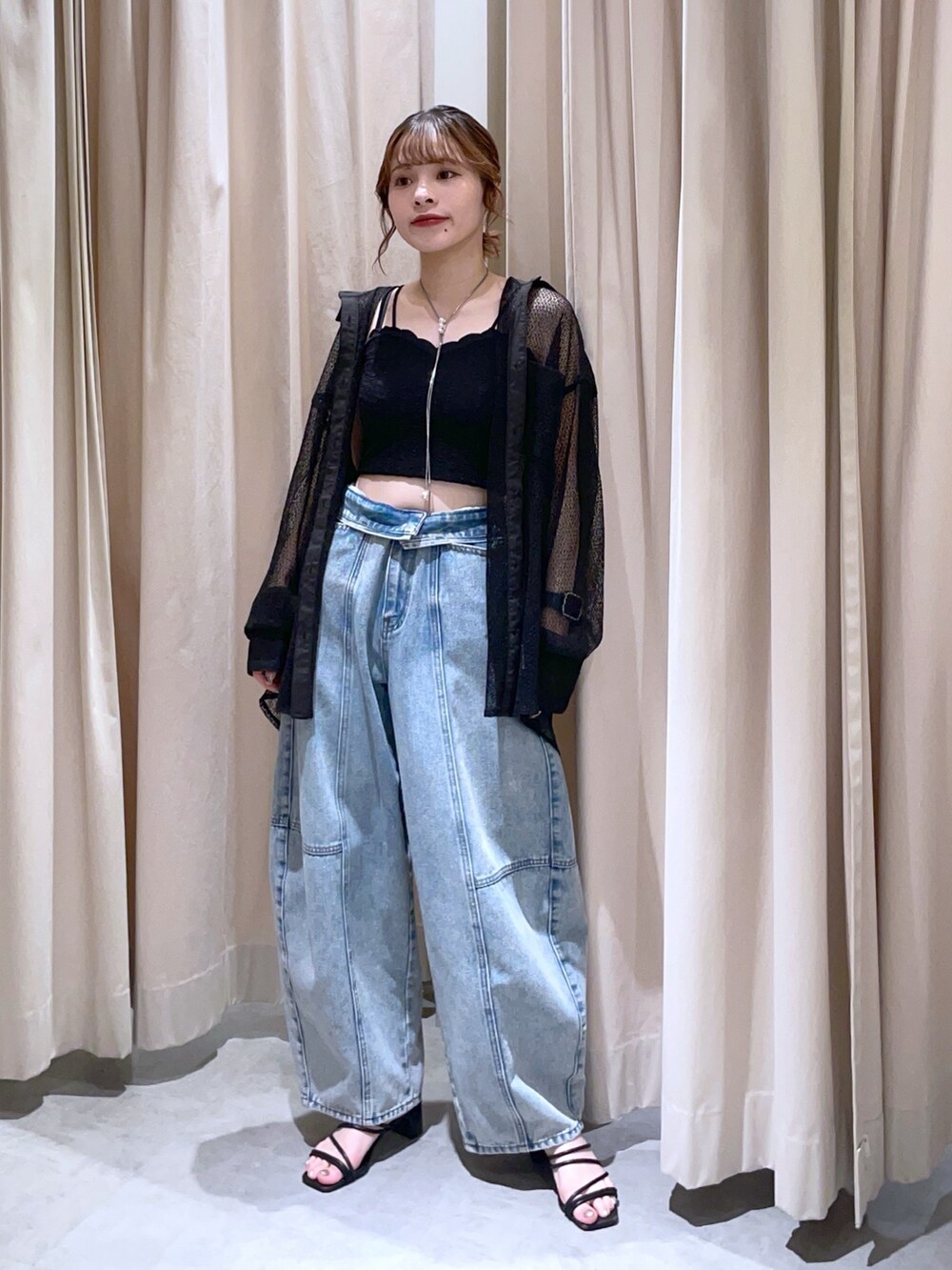 ブラック系のシャツ/ブラウス、ブルー系のデニムパンツを着用したレディースの夏コーディネートの2枚目の写真