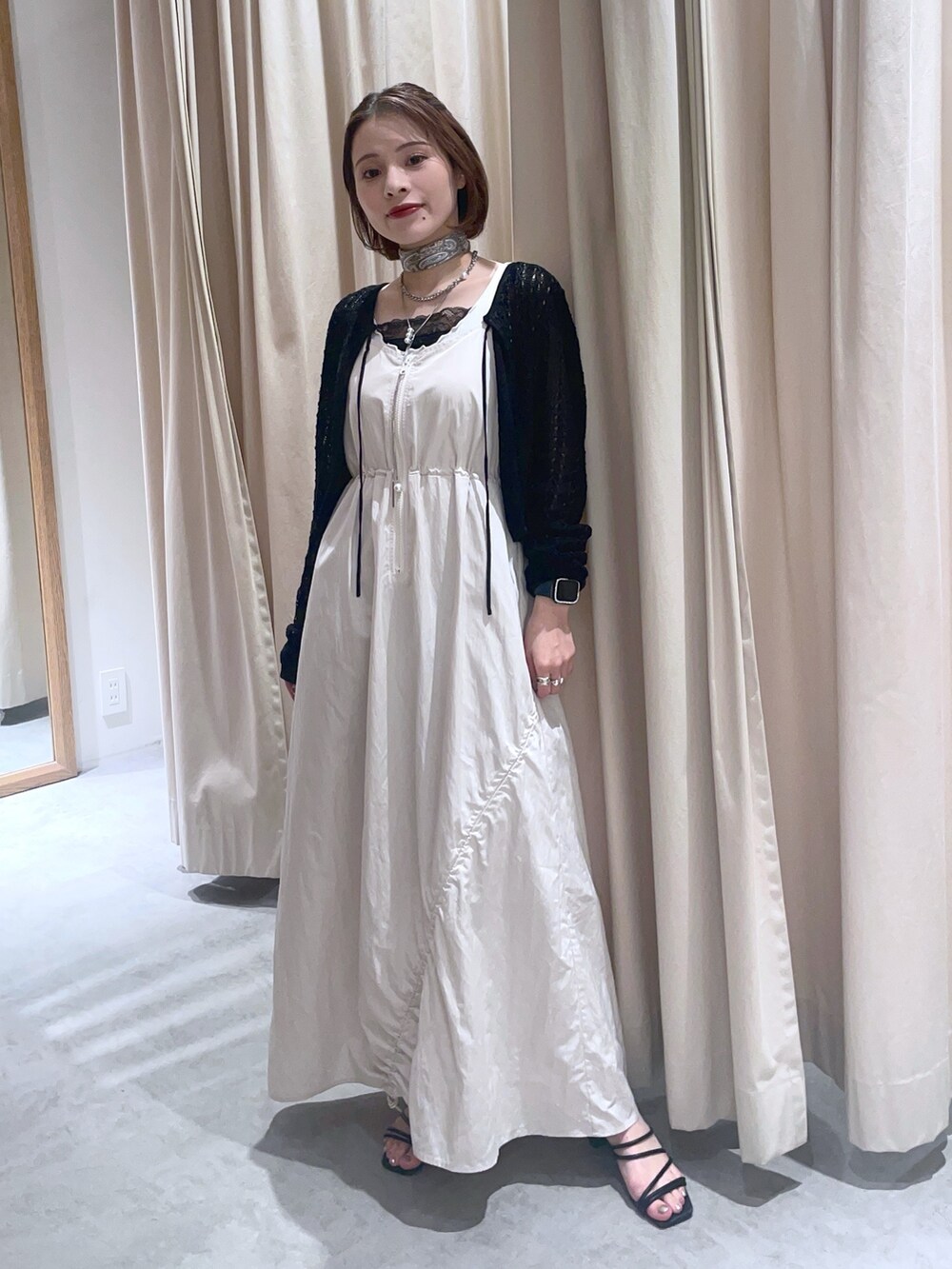 ブラック系のカーディガン/ボレロ、ホワイト系のワンピースを着用したレディースの夏コーディネートの2枚目の写真