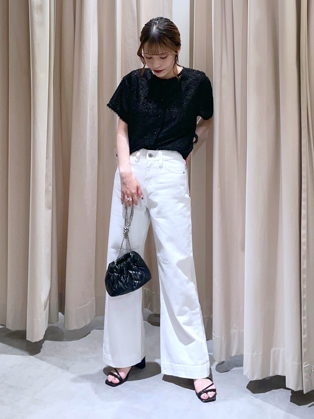 ブラック系のシャツ/ブラウス、ホワイト系のデニムパンツを着用したレディースの夏コーディネートの2枚目の写真