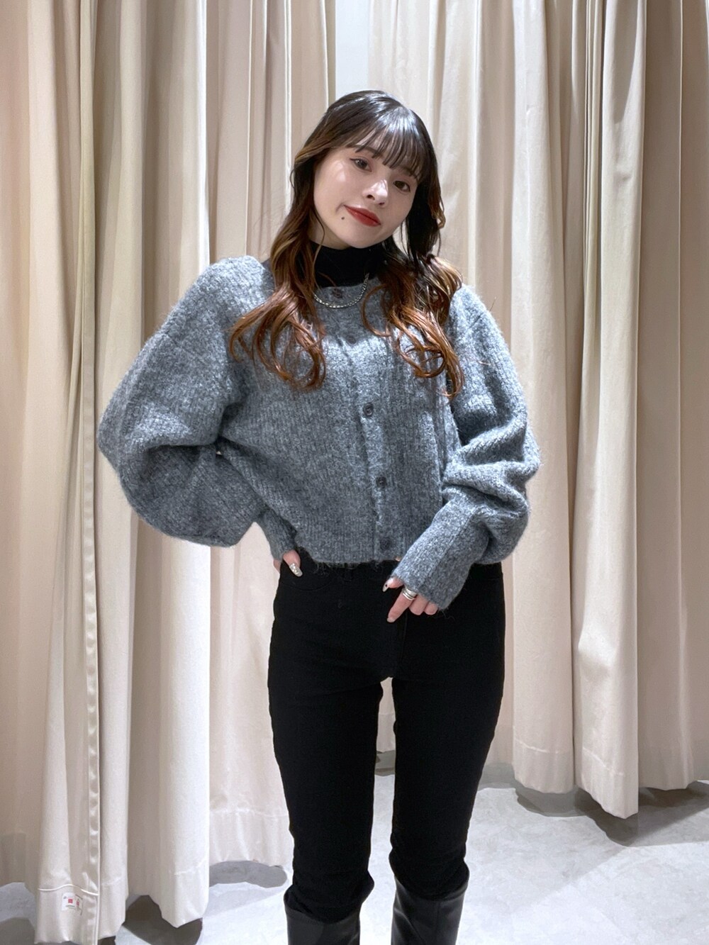 グレー系のニット/セーターを着用したレディースの冬コーディネートの2枚目の写真