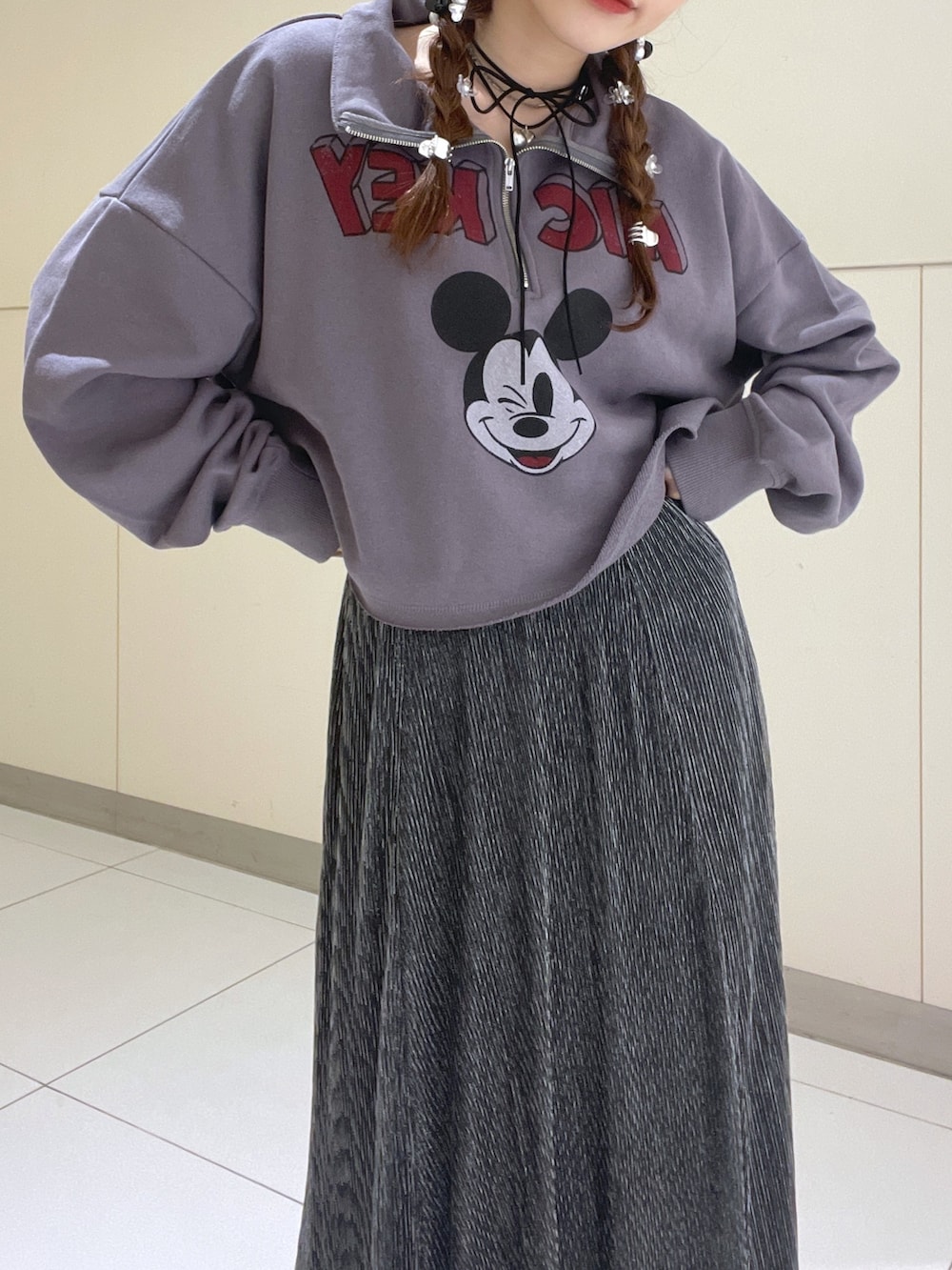 ブラック系のスウェット、ゴールド系のスカートを着用したレディースの秋コーディネートの3枚目の写真