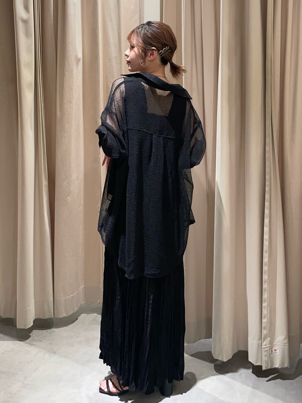 ブラック系のシャツ/ブラウス、ブラック系のワンピースを着用したレディースの夏コーディネートの2枚目の写真