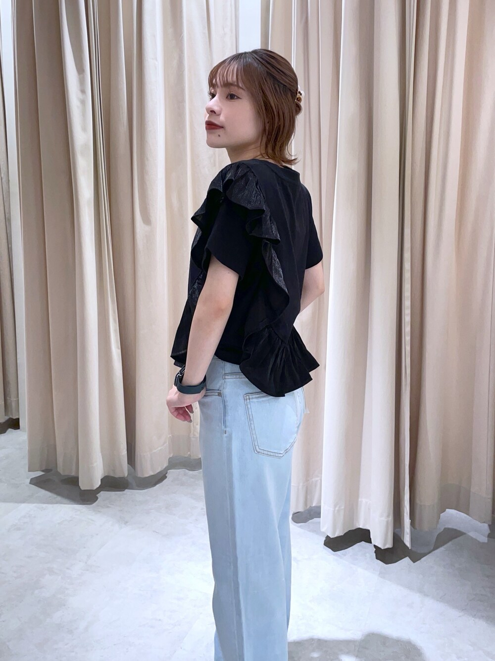 ブラック系のTシャツ/カットソー、ブルー系のデニムパンツを着用したレディースの夏コーディネートの2枚目の写真