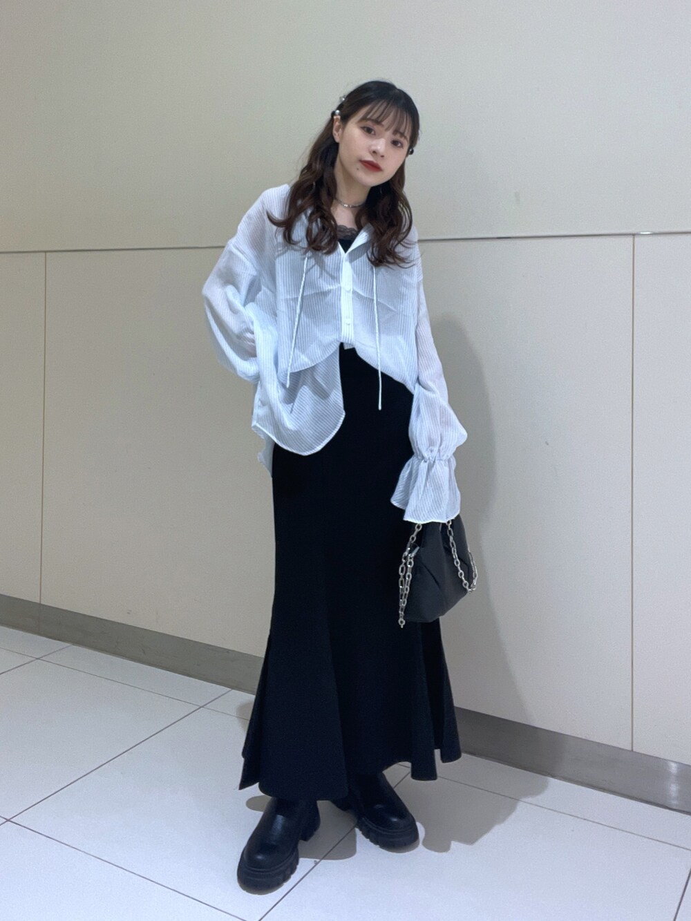 ブルー系のシャツ/ブラウス、ブラック系のスカート、ブラック系のキャミソールを着用したレディースの秋コーディネートの2枚目の写真