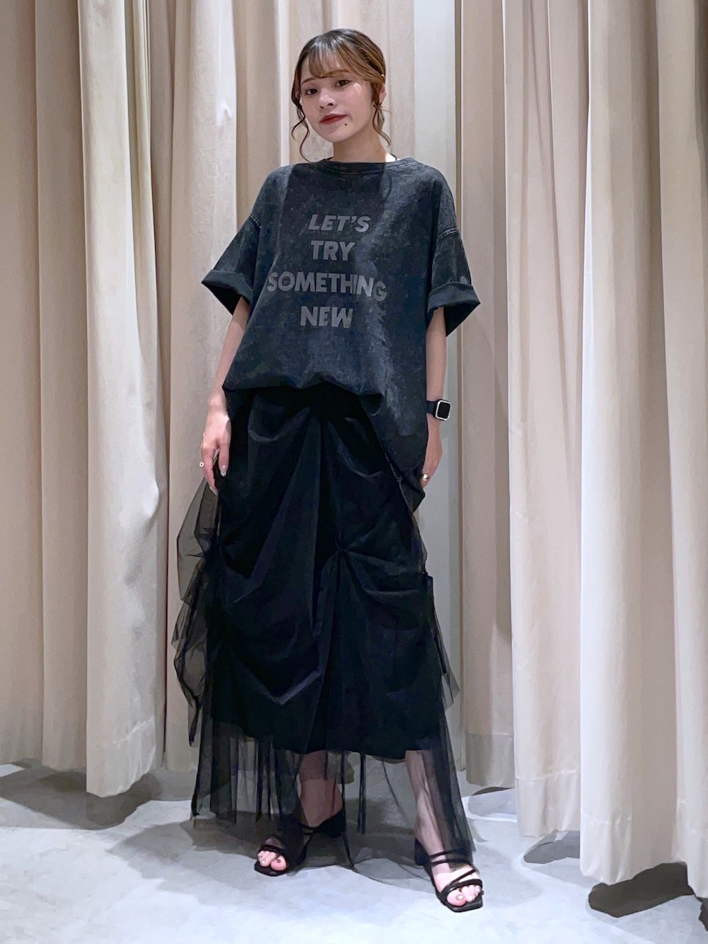 ブラック系のTシャツ/カットソー、ブラック系のスカートを着用したレディースの夏コーディネートの2枚目の写真