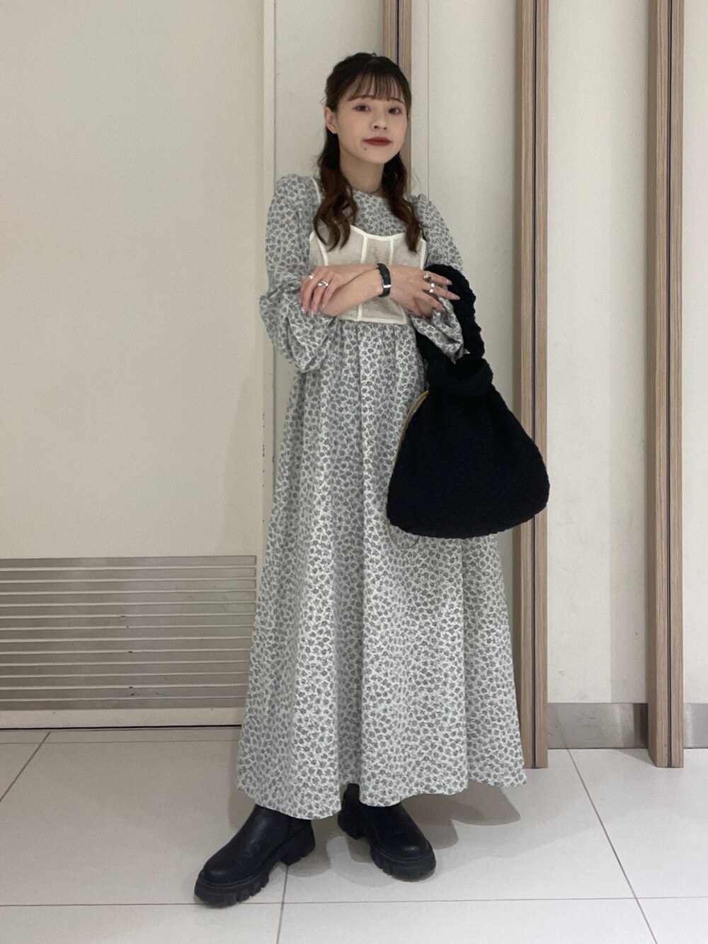 ホワイト系のワンピースを着用したレディースの秋コーディネートの2枚目の写真